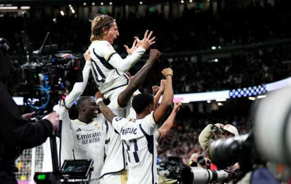 Modric-knaller helpt Real Madrid voorsprong aan de top uit te breiden